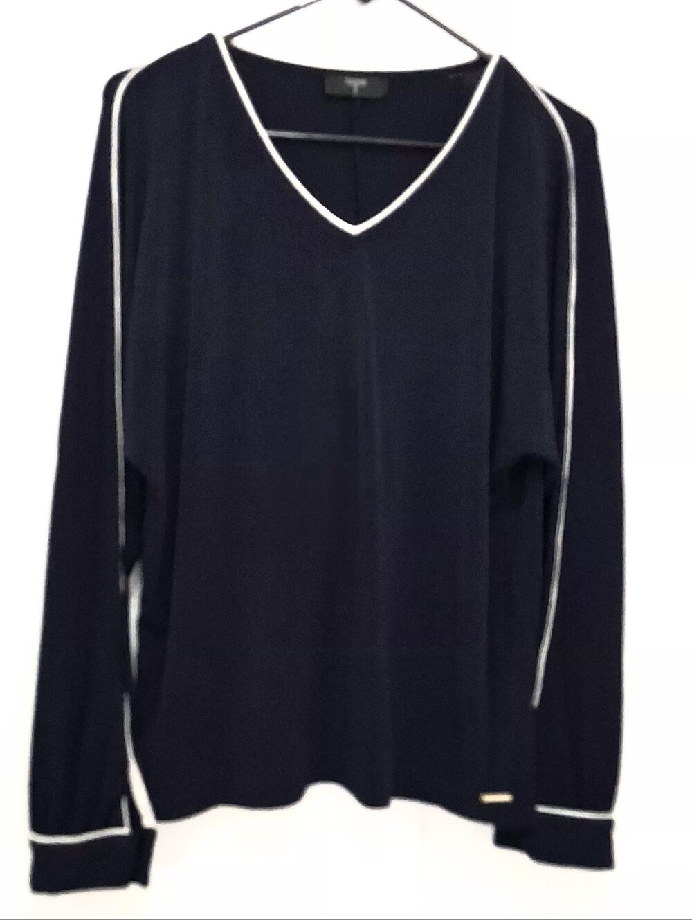 Tahari Navy Long Sleeve V-Neck Sweater with White Trim Size Fit XL